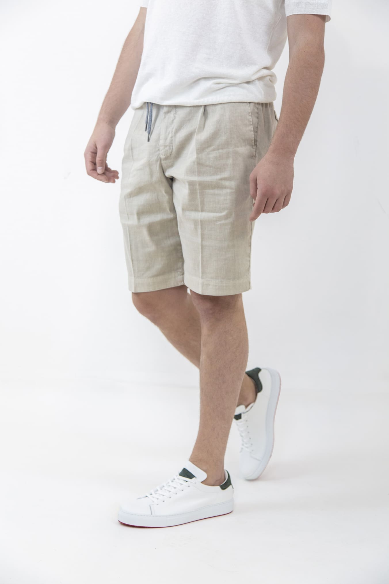 PT Bermuda shorts with pleats and removable drawstring in light beige linen and cotton