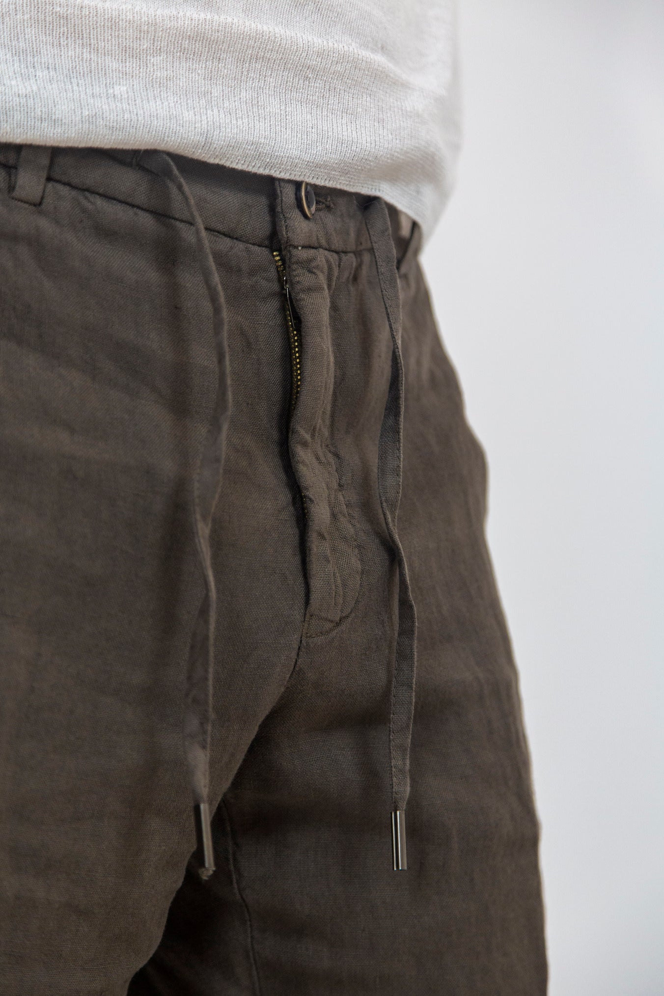 GUARINO Bermuda Shorts with Drawstring in Dark Brown Linen